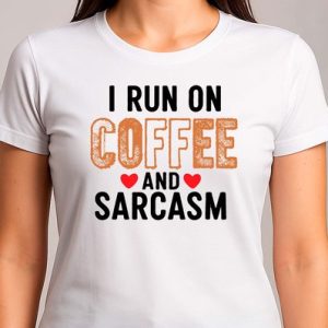 I Run on Coffee and Sarcasm – T Shirt – Funny – Sarcasm – VrolijkKerstfeest – Kerstmis – Grappig – Sarcasme – Gift – Cadeau – GoodVibes – Vibes – Coffee – Koffee