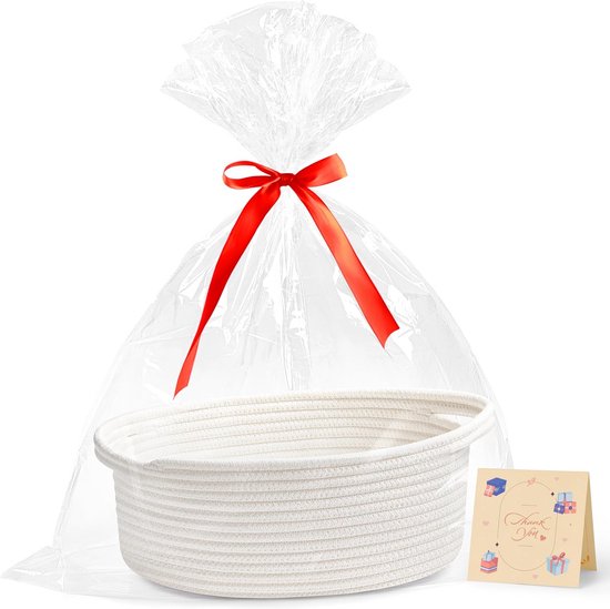 Kleine geweven mand met geschenkzakjes en linten voor cadeaus Kleine geweven mand met geschenkzakjes en linten voor cadeaus