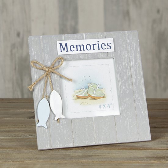 Leuke herinneringen, maar natuurlijk ook mooie plaatjes kunnen een plekje krijgen in deze bijzonder mooie houten fotolijst. Met een knipoog naar de zee vanwege de visjes aan de zijkant van de lijst. Voor uzelf of Bestel Een Kado
