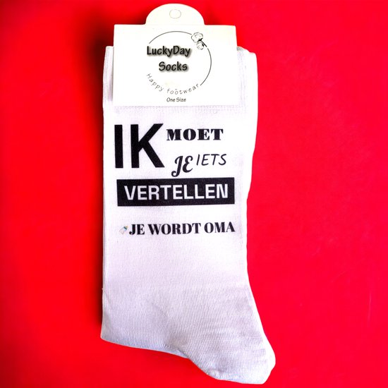Je wordt OMA – Verrassing – Feest – Zwanger – Baby op komst – Sokken met tekst – Witte sokken – Cadeau voor vrouw en man – Zwangerschaps Kado – Sokken – LuckyDay Socks – Maat 37-44 Je wordt OMA – Verrassing – Feest – Zwanger – Baby op komst – Sokken met tekst – Witte sokken – Cadeau voor vrouw en man – Zwangerschaps Kado – Sokken – LuckyDay Socks – Maat 37-44